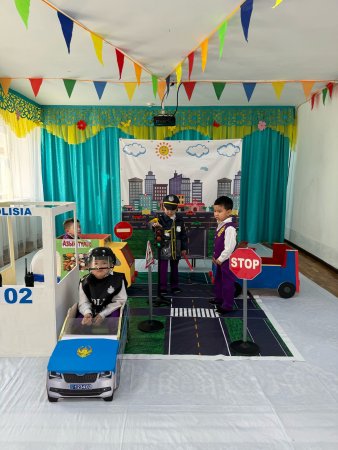 Көрме   аудандық   Сюжеттік - рөлдік ойын: "Жол ережесі" жол патрульдік полиция қызметкері.